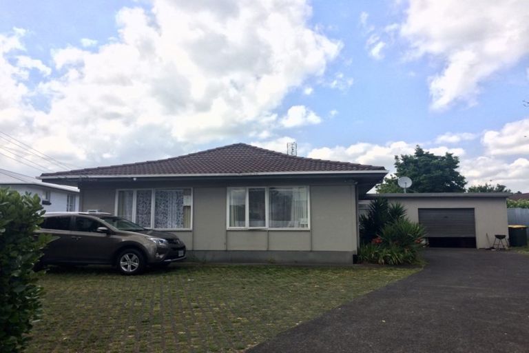 Photo of property in 1 Hill Crescent, Papakura, 2110