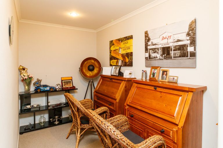 Photo of property in 33 Silkwood Place, Fitzherbert, Palmerston North, 4410