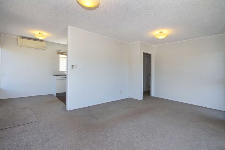 Photo of property in 2/117 Lynn Road, Bayview, Auckland, 0629