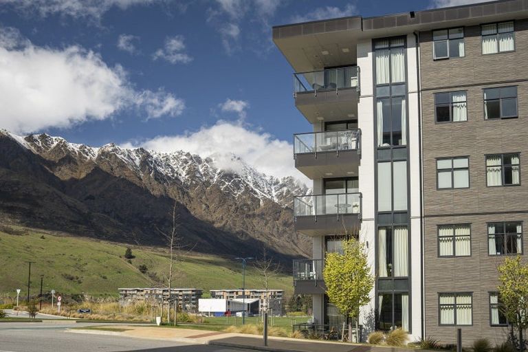 Photo of property in Wyndham Gardens Apartments, 30 Red Oaks Drive, Frankton, Queenstown, 9300