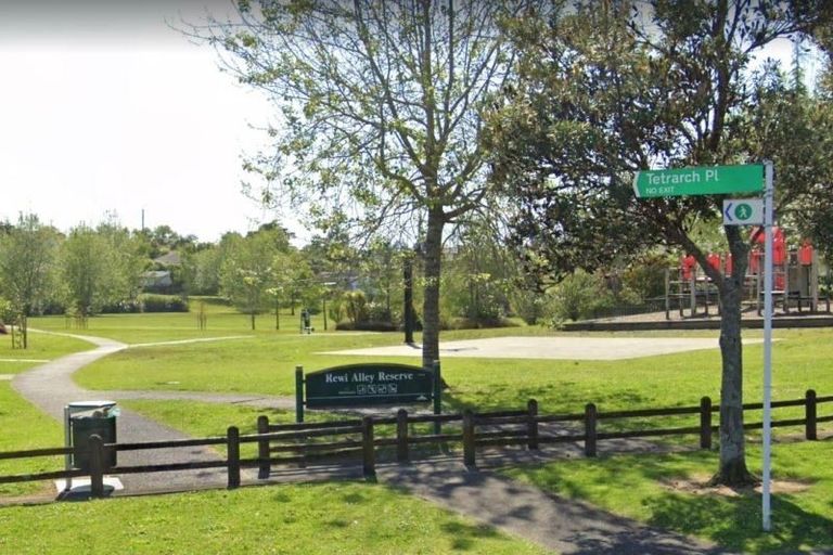 Photo of property in 2/23 Tetrarch Place, Totara Vale, Auckland, 0629