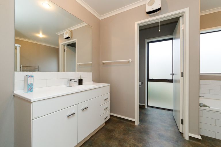 Photo of property in 33 Silkwood Place, Fitzherbert, Palmerston North, 4410