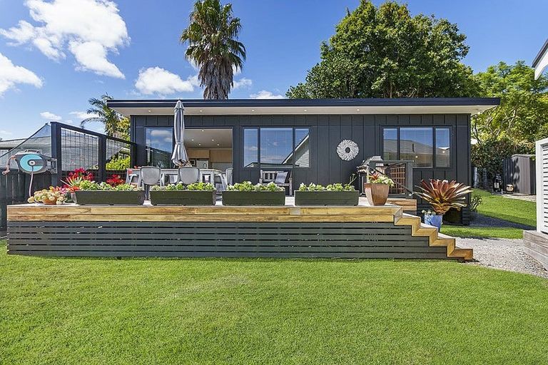 Photo of property in 45 Kiwi Esplanade, Mangere Bridge, Auckland, 2022