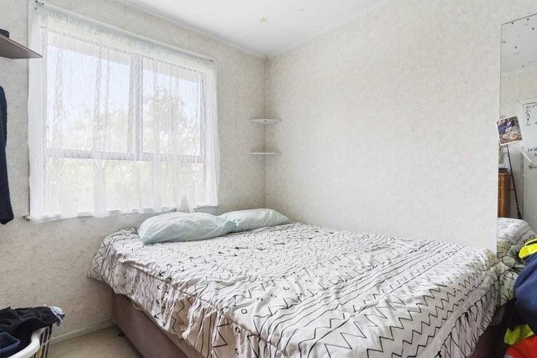 Photo of property in 2 Kirton Crescent, Manurewa, Auckland, 2102