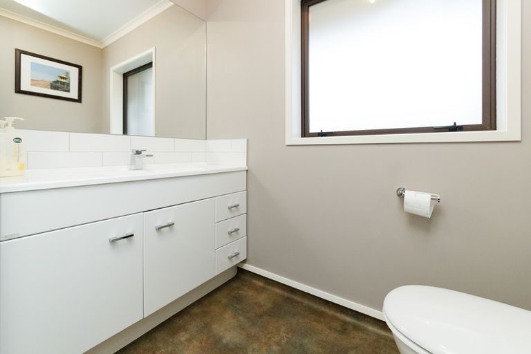 Photo of property in 33 Silkwood Place, Fitzherbert, Palmerston North, 4410