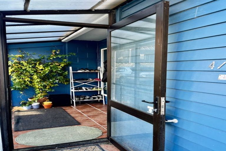 Photo of property in 4/30 Lyall Parade, Lyall Bay, Wellington, 6022