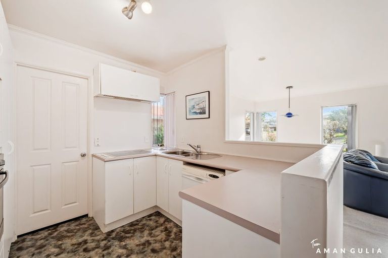 Photo of property in 32 Heversham Place, Glendene, Auckland, 0602