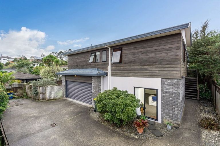 Photo of property in 2/6 Stoneleigh Court, Sunnynook, Auckland, 0632