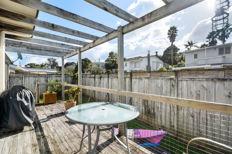 Photo of property in 1/39 Langton Road, Stanmore Bay, Whangaparaoa, 0932