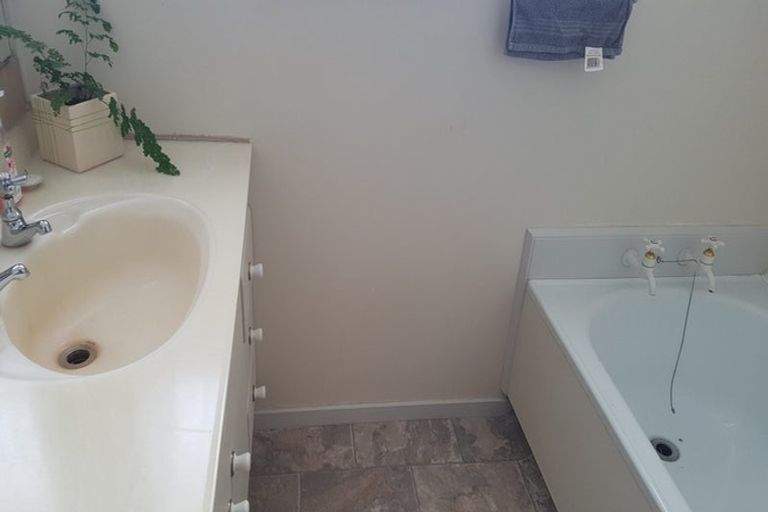 Photo of property in 38 Deverell Place, Northcross, Auckland, 0632