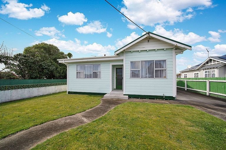 Photo of property in 28 Disraeli Street, Hawera, 4610