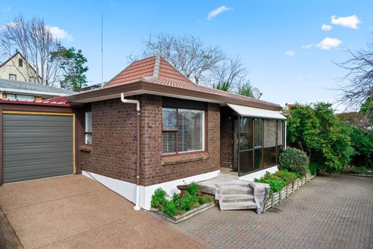 Photo of property in 2/41 Highland Drive, Highland Park, Auckland, 2010