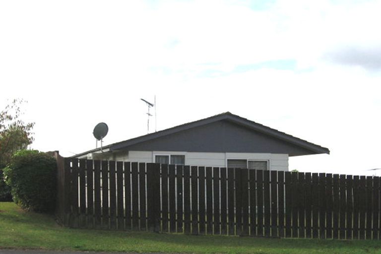 Photo of property in 3/28 Widmore Drive, Massey, Auckland, 0614