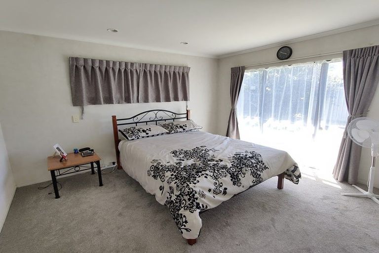 Photo of property in 1 Gortin Close, East Tamaki, Auckland, 2013