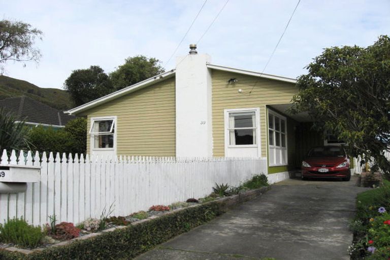 Photo of property in 39 Russell Road, Wainuiomata, Lower Hutt, 5014