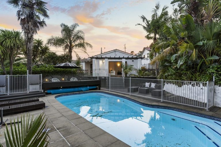 Photo of property in 55 Seaton Road, Murrays Bay, Auckland, 0630