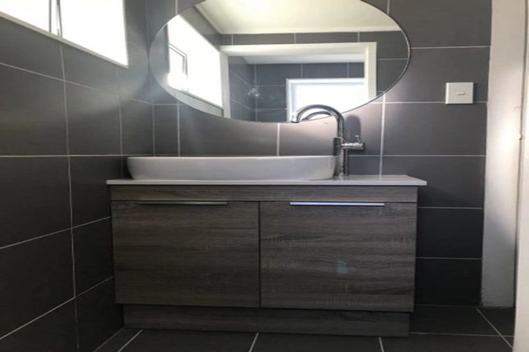 Photo of property in 26 Beach Road, Mellons Bay, Auckland, 2014