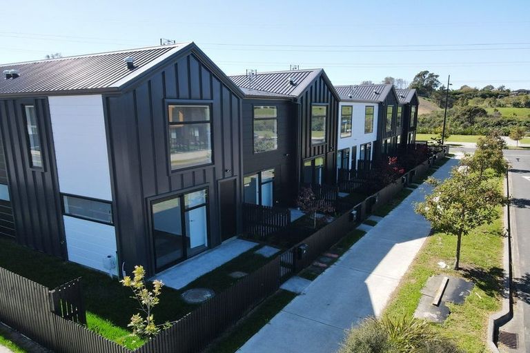 Photo of property in 12 Tuputupu Drive, Kumeu, 0810