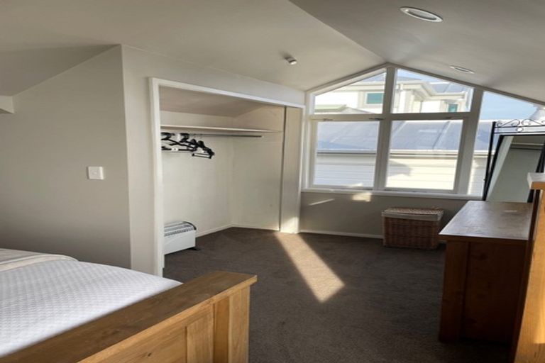 Photo of property in 17 Palliser Road, Roseneath, Wellington, 6011