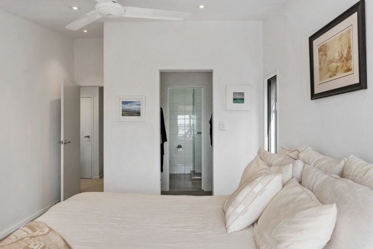 Photo of property in 64 Otitori Bay Road, Titirangi, Auckland, 0604