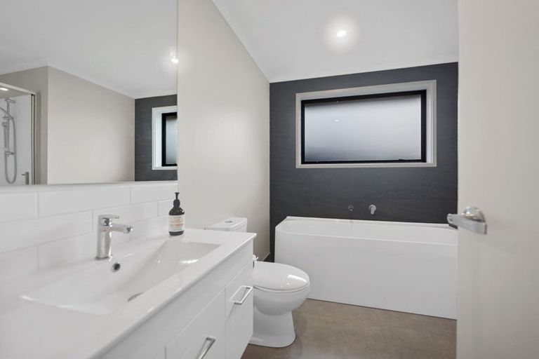 Photo of property in 12 Porokaiwhiri Avenue, Helensville, 0800