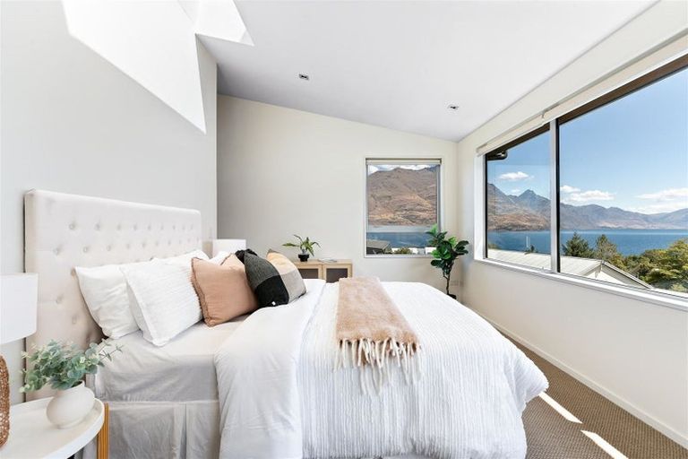 Photo of property in 17 Poplar Drive, Kelvin Heights, Queenstown, 9300