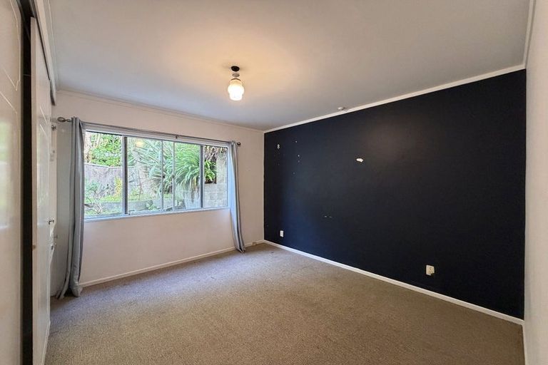 Photo of property in 33 Omega Street, Newlands, Wellington, 6037