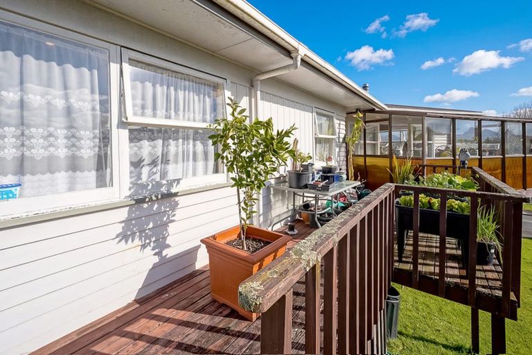 Photo of property in 5 Edgewood Way, Henderson, Auckland, 0612