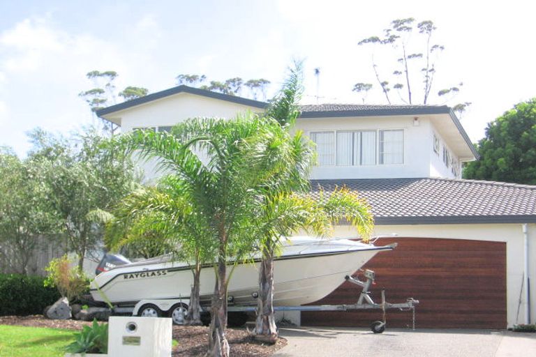 Photo of property in 25 Arirang Rise, Pinehill, Auckland, 0632