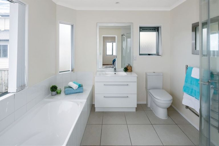 Photo of property in 22 Bennett Grove, Newlands, Wellington, 6037