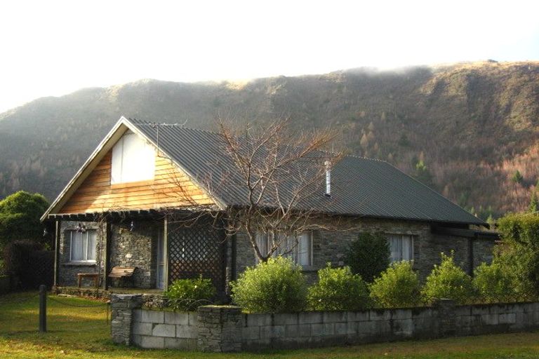 Photo of property in 16 Suffolk Street, Arrowtown, 9302