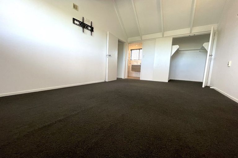 Photo of property in 15 Dalwhinnie Parade, Highland Park, Auckland, 2010