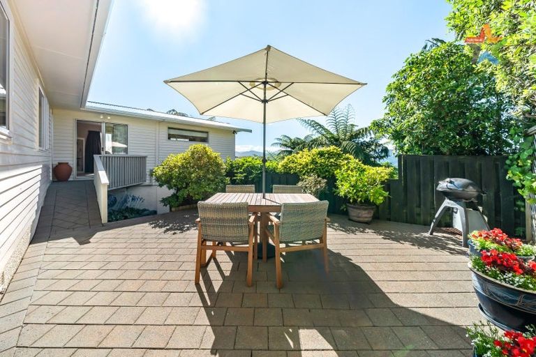 Photo of property in 18 Panorama Grove, Harbour View, Lower Hutt, 5010