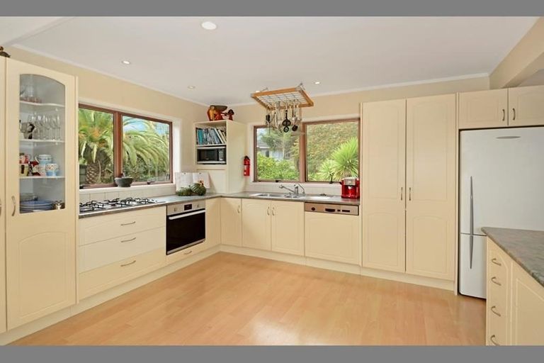 Photo of property in 18 Barlow Place, Chatswood, Auckland, 0626