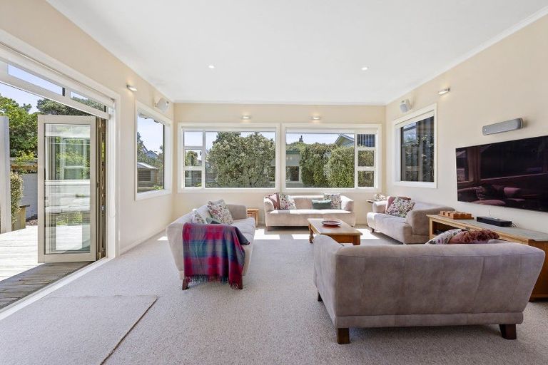 Photo of property in 98 Apu Crescent, Lyall Bay, Wellington, 6022