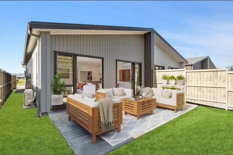 Photo of property in 18 Rauriki Lane, Rosehill, Papakura, 2113