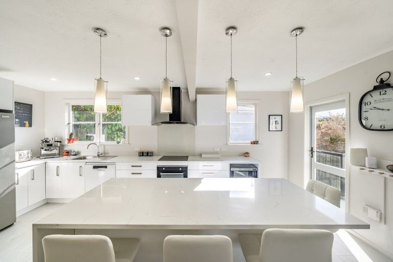 Photo of property in 7 Pokohiwi Road, Normandale, Lower Hutt, 5010