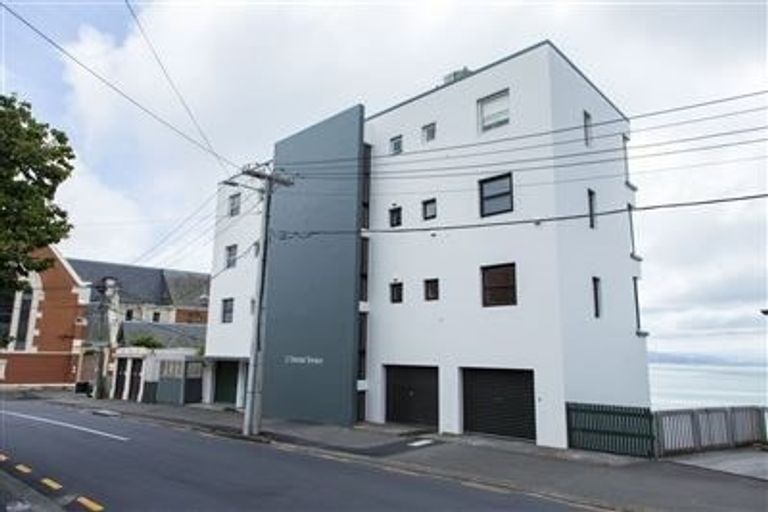 Photo of property in 3/2 Oriental Terrace, Mount Victoria, Wellington, 6011