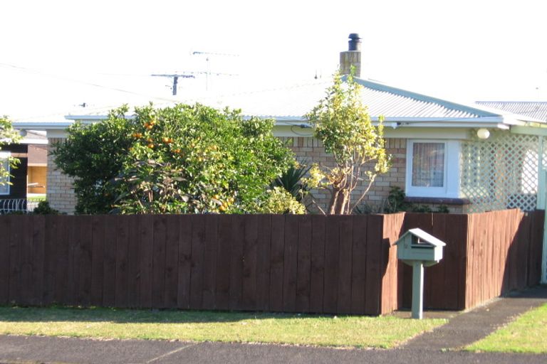 Photo of property in 2 Renwick Street, Papakura, 2110