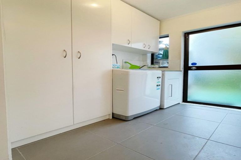 Photo of property in 37 Borich Road, Sunnyvale, Auckland, 0612