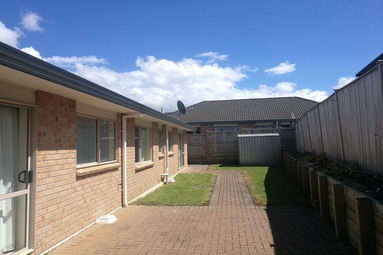 Photo of property in 10 Attymon Lane, East Tamaki, Auckland, 2016