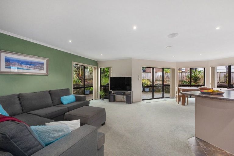 Photo of property in 60 Cabeleigh Drive, Helensville, 0800