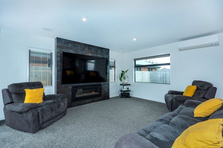 Photo of property in 14 Blue Gum Place, New Brighton, Christchurch, 8083