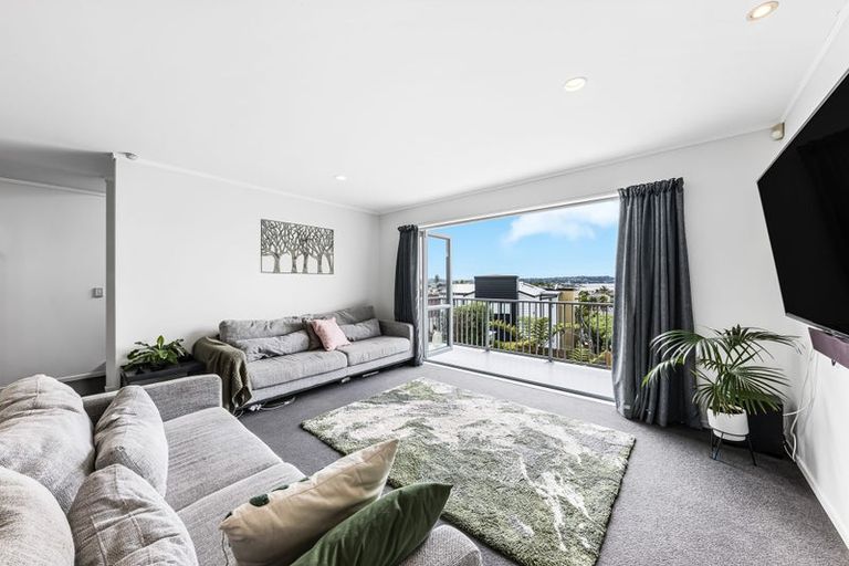 Photo of property in 2/143a Wiseley Road, West Harbour, Auckland, 0618