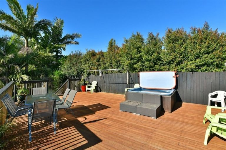 Photo of property in 43 Pohutukawa Avenue, Red Beach, 0932