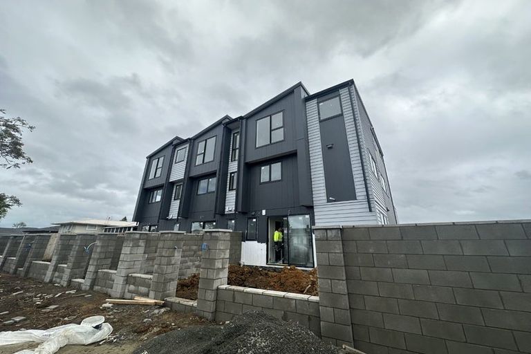 Photo of property in 2d Convair Crescent, Mangere, Auckland, 2022