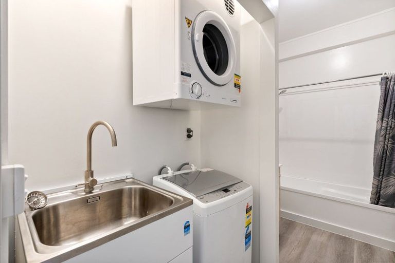 Photo of property in 17 Kent Terrace - Kent Apartments, 5c/16 Kent Terrace, Mount Victoria, Wellington, 6011