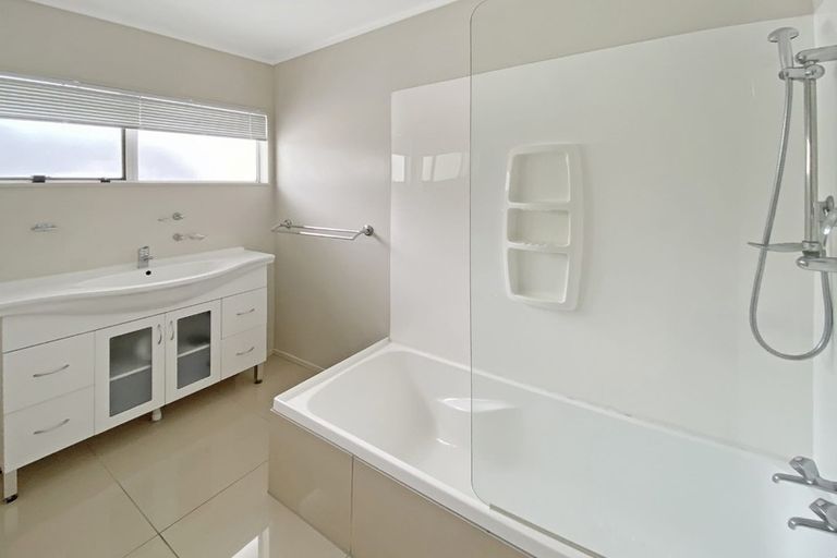 Photo of property in 2/25 Palliser Lane, Browns Bay, Auckland, 0630