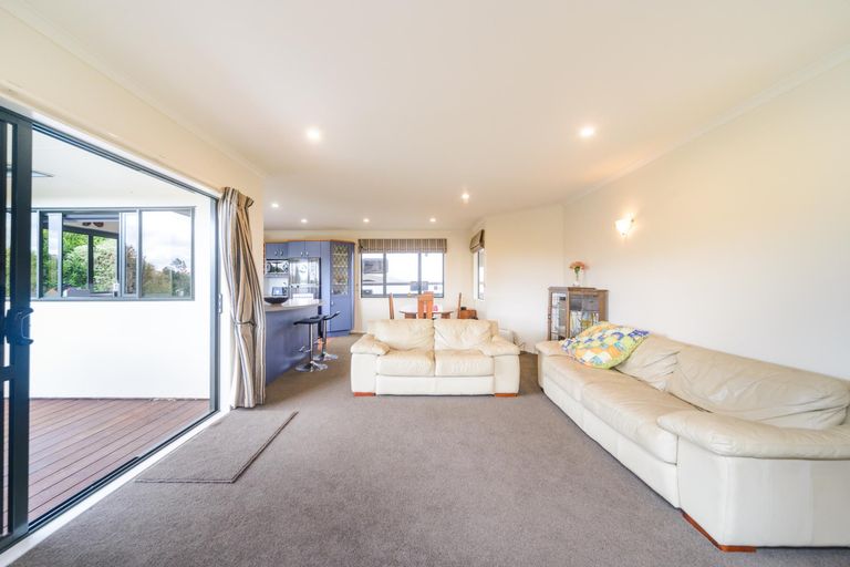 Photo of property in 15 Greenwood Place, Fitzherbert, Palmerston North, 4410