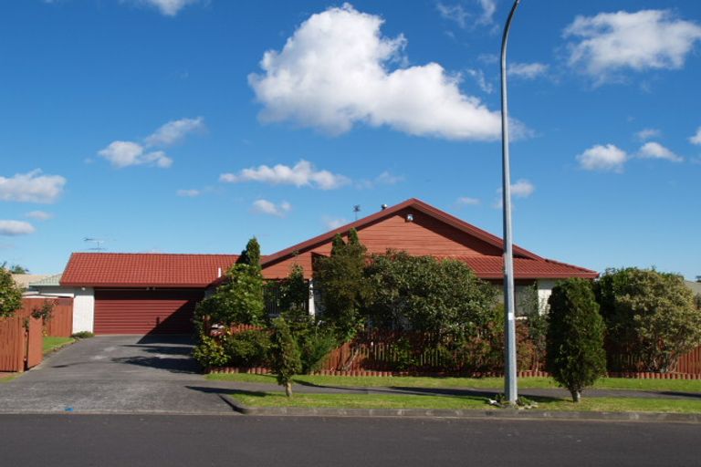 Photo of property in 22 West Fairway, Golflands, Auckland, 2013